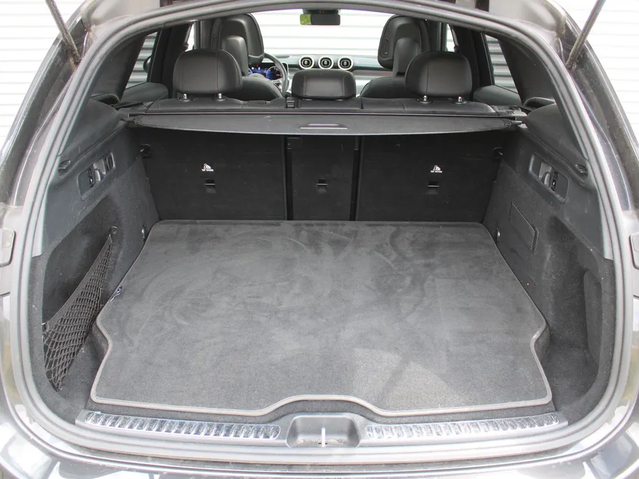 Mercedes-Benz GLC 300e 4MATIC AMG Line | 360 Camera | Schuifdak | Cruise adapt. | 20' LM | HUD | Treeplanken | Dodehoek detectie | Stoelverwarming + geheugen | BTW auto |