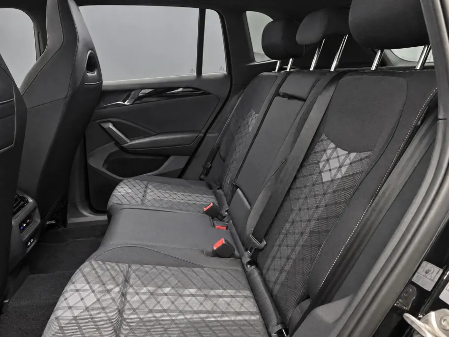 Volkswagen Tiguan 1.5 272pk DSG eHybrid R-Line Edition · Panoramadak · 360 Camera · Wegklapbare Trekhaak · Massage · Black style · 20'' Inch · Garantie t/m 22-06-2030 of 100.000km
