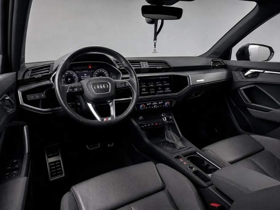 Audi Q3 45 TFSIe 245pk S edition · Trekhaak Wegklapbaar · 360 Camera · Lederen Bekleding · Adaptive Cruise Control · Apple/Android Car Play · Elek. Achterklep · Keyless · 19'' Inch ·