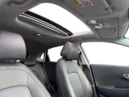 Hyundai Kona EV Limited Sky 64 kWh | Zeer compleet | 99% SOH | Open dak | Lederen bekleding | Trekhaak | Stoel verwarming & koeling | Stuurverwarming |