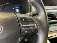 Hyundai Kona EV Fashion 64 kWh 204PK | Warmtepomp | Navigatie | Apple Carplay & Android Auto | 100% SOH | Adaptive cruise control | Climate control | Head-up display | Parkeersensoren achter |