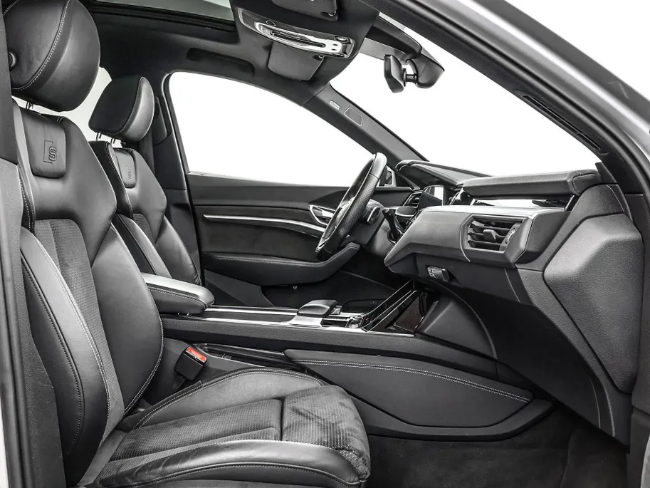 Audi e-tron 55 300kW/408PK S Line 95Kwh · SOH 94,6% · Panoramadak · Leder/Alcantara · 360°Camera + Parkeersensoren · Stoelverwarming ·