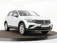 Volkswagen Tiguan 1.4 TSI 245pk DSG eHybrid Elegance · 360 Camera · Wegklapbare Trekhaak · Apple/Android Car Play · Dodehoek Detectie · 18'' Inch · Stoel & Stuurwiel verwarming ·