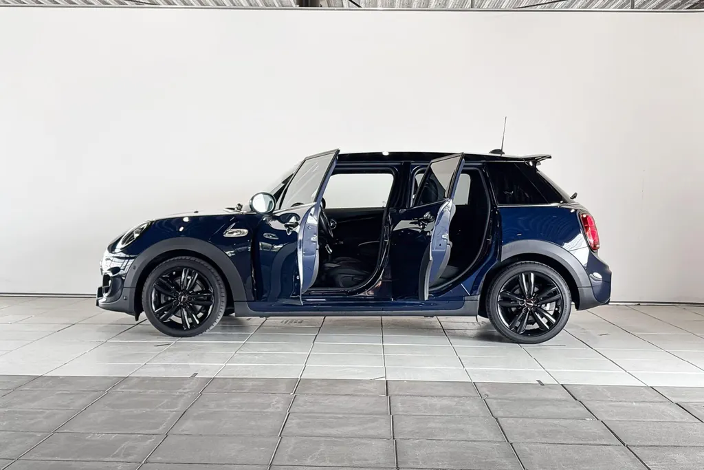 MINI Cooper 5-deurs Cooper S Chili Red John Cooper Works Uitvoering