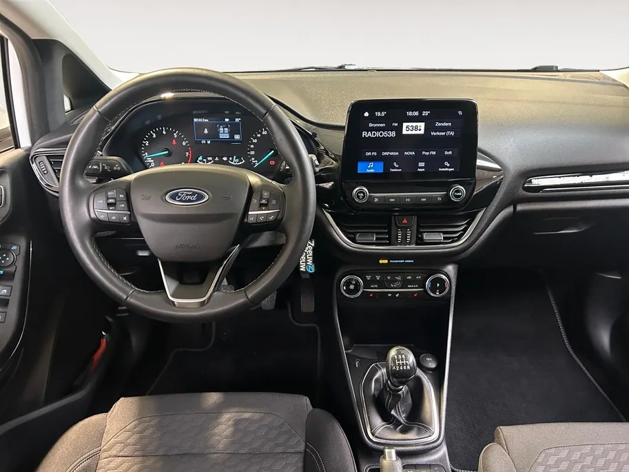 Ford Fiesta 1.0 EcoBoost Hybrid Titanium | Apple Carplay / Android Auto | Stoel + Stuurverwarming | Cruise Control | Parkeersensoren Achter | Lichtsensor | Climate Control | Verwarmbare Voorruit
