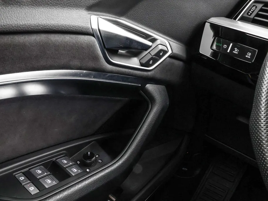Audi e-tron 55 408pk Quattro S edition 95 kWh · SOH 95,6% · Panoramadak · 360 Camera · B&O Audio · Stoelverwarming · Luchtvering · 21'' Inch ·