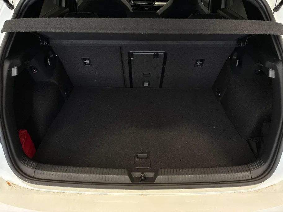 Volkswagen Golf 1.5eHybrid/272PK DSG GTE · Panoramadak · Camera · Inklap. Trekhaak · Leder · Garantie t/m 15-06-2030 of 100.000km