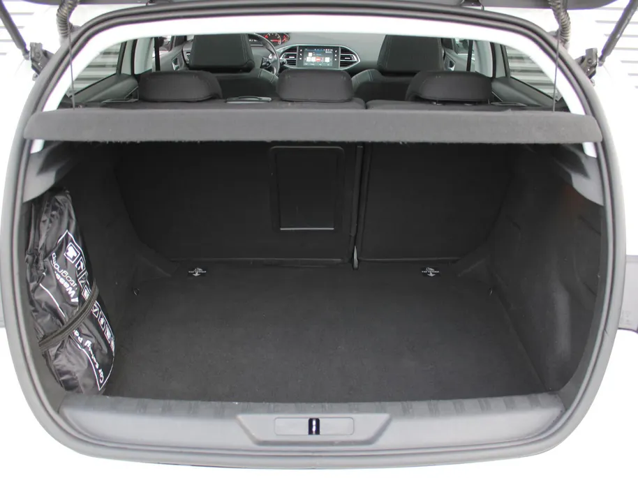 Peugeot 308 1.2 PureTech Allure | Panoramadak | 17” LM | Parkeersensor v+a | Navi | Cruise | Clima | Apple CarPlay/Android Auto |