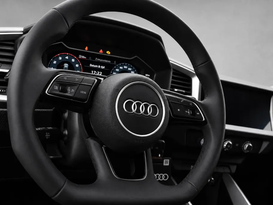 Audi A1 Sportback Advanced edition 30 TFSI 116 PK · Audi Sound · Afgevlakt sportstuur · Full led verlichting · Privacy glas