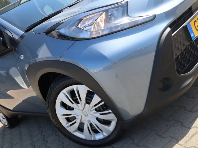 Toyota Aygo X 1.0 VVT-i MT Play Allseason banden | Armsteun