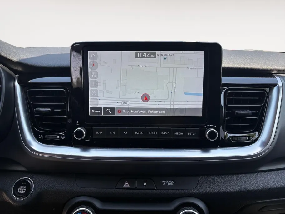 Kia Stonic 1.0 T-GDi MHEV DynamicPlusLine | Cruise Control | Climate Control | Navigatie | Camera | LM Velgen | Parkeersensoren |