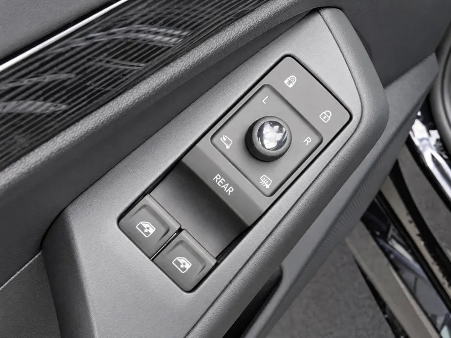 Volkswagen ID.7 Tourer Pro 77 kWh 210kW/286PK · Trekhaak · 360°Camera · Stoel- stuur- & voorruitverwarming · Garantie t/m 16-10-2027