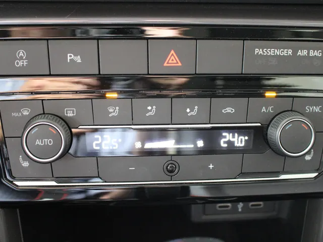 Volkswagen T-Cross 1.5 TSI DSG R-Line | Navigatie | PDC | 18 inch LM | Stoelverw.