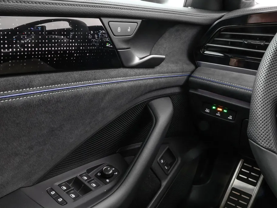Volkswagen Passat Variant R-Line Edition 1.5 eHybrid 272 PK versn. DSG · Assistance Pakket Plus · Black Style Pakket Plus · Multimedia Pakket Plus · Trekhaak inklapbaar, met elektrische ontgrendeling, incl. Trailer Assist ·