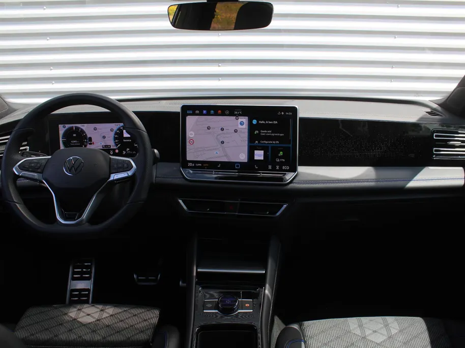 Volkswagen Tiguan 1.5 eHybrid R-Line Edition | Elek. trekhaak | Schuifdak | Stuur-/stoelverwarming + massage | Camera | 20' LM | HUD | LED | Dodehoek detectie | Nieuwstaat | BTW auto |