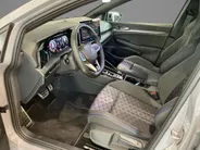 Volkswagen Golf 1.5 eTSI 150pk DSG R-Line · Apple/Android Car Play · Trekhaak ·  Camera + Parkeersensoren · Stoelverwarming · Garantie t/m 24-09-2030 of 100000km.