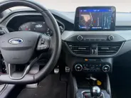Ford Focus Wagon 1.0 EcoBoost Hybrid ST Line Style | Dealer onderhouden | NL auto | Winter pack | Trekhaak | Navigatie | Apple carplay & Android auto | Parkeersensoren voor en achter | Achteruitrijcamera | Cruise control | Draadloos opladen mobiel | Privacy glas | B