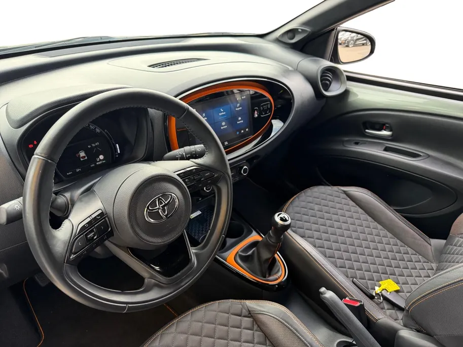 Toyota Aygo X 1.0 VVT-i MT Limited | Apple Carplay & Android Auto | Stoelverwarming | JBL Audio | Camera | Parkeersensoren | LMV | Cruise & Climate Control | Dealer Onderhouden | 12 Maanden BOVAG Garantie
