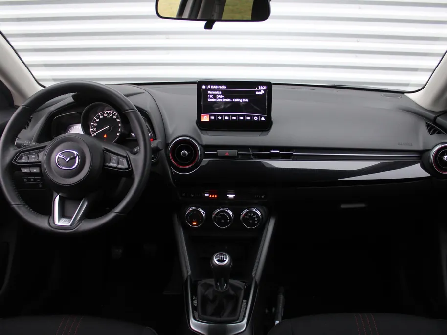 Mazda 2 1.5 e-SkyActiv-G 90PK 6MT Homura | Stuur-/stoelverwarming | Camera | Dodehoek detectie | LED | 16' LM | Carplay | Clima | Cruise |