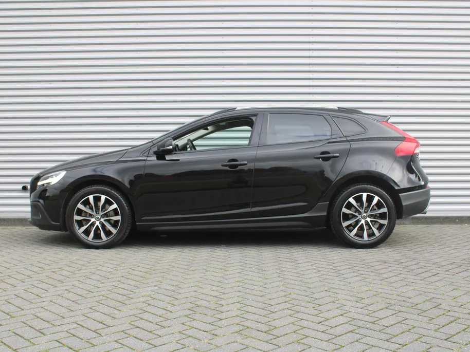 Volvo V40 Cross Country 1.5 T3 Dynamic Edition | Trekhaak | 17' LM | Panoramadak | Leer | PDC v+a | Camera | Stoel-/voorruitverwarming | HK audio |