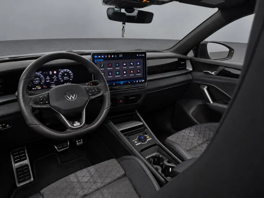 Volkswagen Tayron 1.5 272pk DSG eHybrid R-Line Edition · Panoramadak · 360 Camera · Wegklapbare Trekhaak · Dodehoek Detectie · 20'' Inch · Garantie t/m 16-04-2030 of 100.000km