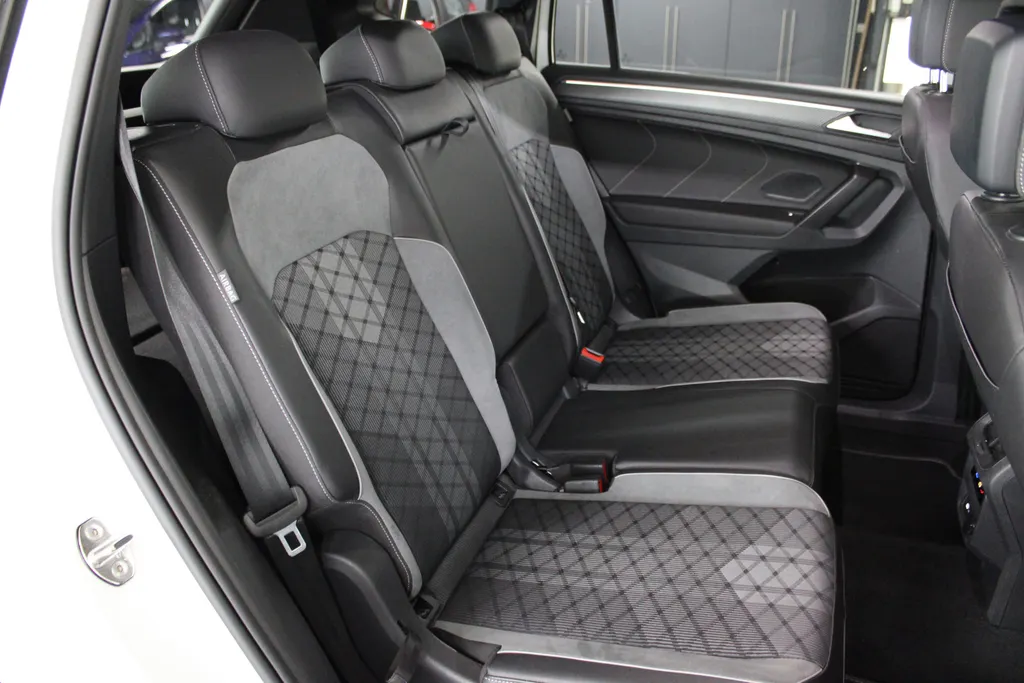 Volkswagen Tiguan Allspace 1.5 TSI DSG-7 R-Line Business 7p. 7-persoons / Stoel + Stuurverwarming / Camera / Elektr. klep /