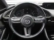 Mazda 3 2.0 e-SkyActiv-G M Hybrid 122 Luxury | Trekhaak | Stuur-/stoelverwarming | Leer | 360 Camera | Stoelgeheugen | 18' LM | HUD | LED | Cruise adapt. |