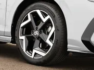 Volkswagen Golf 1.5 eTSI 150pk DSG R-Line · Apple/Android Car Play · Trekhaak ·  Camera + Parkeersensoren · Stoelverwarming · Garantie t/m 24-09-2030 of 100000km.