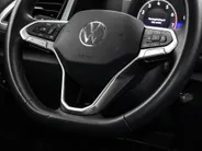 Volkswagen T-Roc 1.0 TSI 110pk Life · Camera · Apple/Android Car Play · Parkeer assistent · ACC · Clima · Draadloze Telefoonlader · Elek. Inklapbare Spiegels · Garantie t/m 28-03-2028 of 100.000km