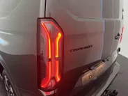 Ford Transit Custom 320 2.5 PHEV L2H1 Sport DC met o.a. uniek sport interieur, 19 inch lichtmetalen velgen, een trekhaak, een achteruitrijcamera en verwarmbare voorstoelen en stuurwiel