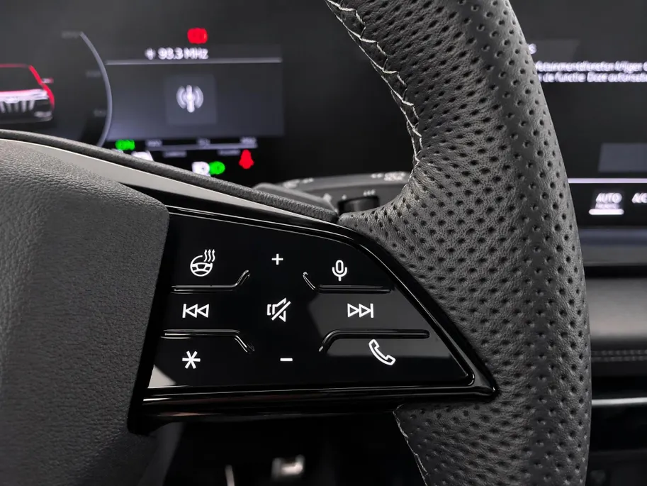Audi Q6 e-tron S edition 83 kWh 252pk · SOH 96,3% · Panoramadak · 360 Camera · Inklap. Trekhaak ·  Luchtvering · Stuur- & Stoelverwarming · Apple/Android Car Play · Garantie t/m 13-07-2030 of 100.000km