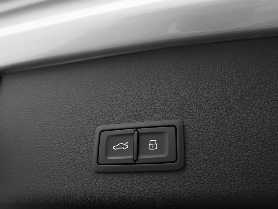 Audi e-tron 55 300kW/408PK S Line 95Kwh · SOH 94,6% · Panoramadak · Leder/Alcantara · 360°Camera + Parkeersensoren · Stoelverwarming ·