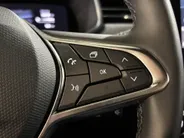 Renault Clio 145PK E-Tech Full Hybrid Techno Automaat | Digital Cockpit | 9,3' Navi | Climate Control | Apple CarPlay/Android Auto | Camera | Cruise Control | Armsteun | Lichtmetalen Velgen Hoogglans Zwart |