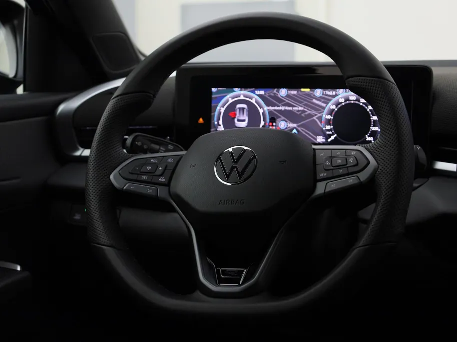 Volkswagen T-Roc 1.5eTsi/150PK R Line First Edition Black Style DSG · Navigatie · 360°Camera + Parkeersensoren · Stoel- & stuurverwarming · Garantie t/m 28-11-2027 · EXTRA INRUILKORTING