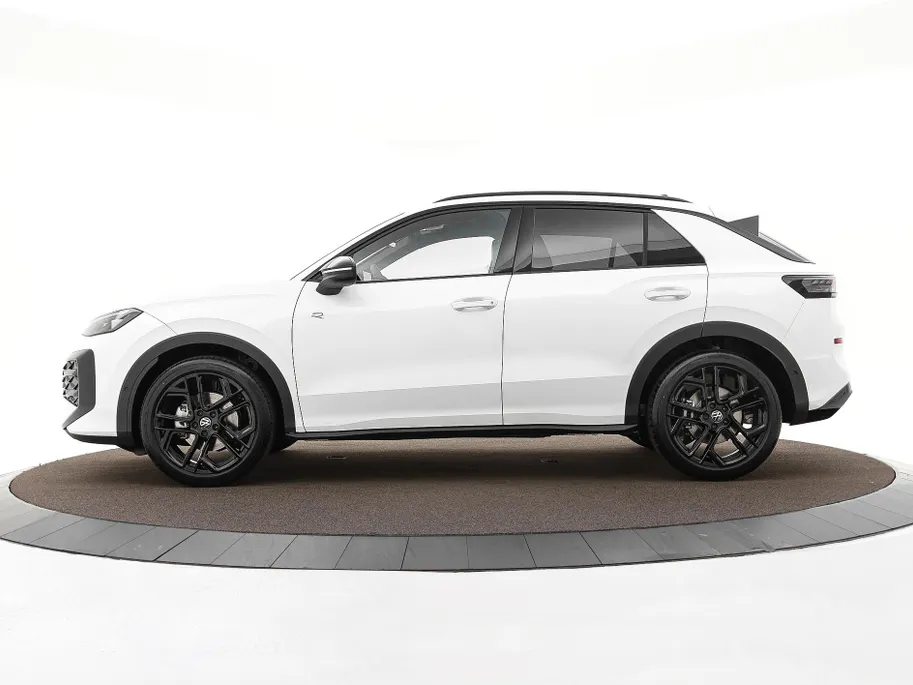 Volkswagen T-Roc R-Line First Edition 1.5 eTSI 150 PK 7 versn. DSG · Electrische achterklep · Achteruitrijcamera · Draadloze telefoonlader · Voorraad OUTLET · Prijs is inclusief inruilpremie ·