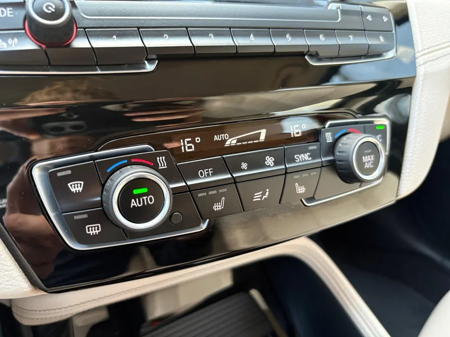 BMW X1 sDrive20i VDL Nedcar Edition | Trekhaak | Camera | Leder | Head-Up Display | Navi | Stoelverwarming | Elektrische achterklep | LED | 12 maanden Bovag Garantie