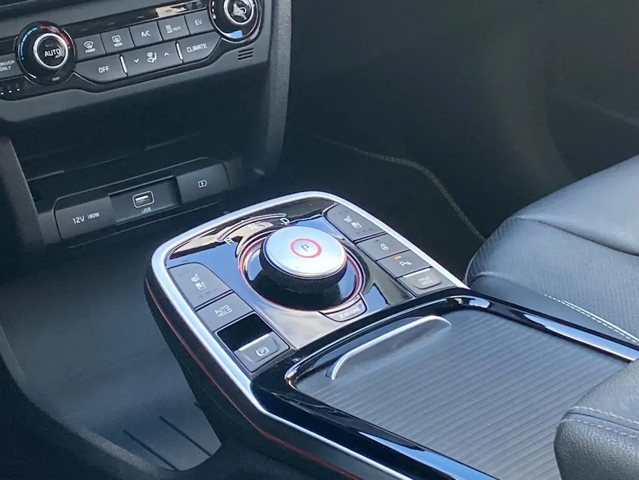 Kia e-Niro ExecutiveLine 64 kWh | Climate control | Leder | Stoel + stuurverwarming en ventilatie | Schuif/kanteldak | Navigatie | 17 inch LM-velgen | Keyless | SOH 97% |