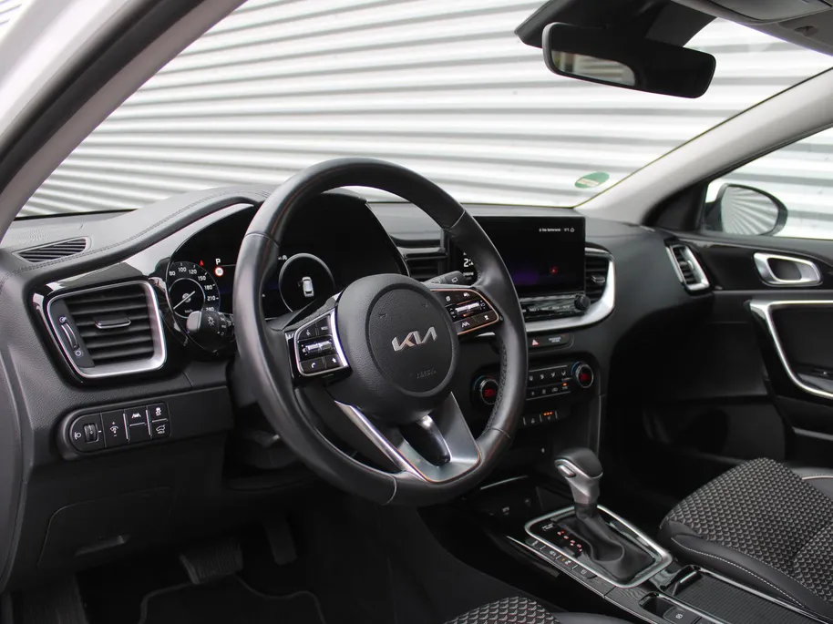 Kia Ceed Sportswagon 1.5 T-GDi DynamicPlusLine | Stoel- & stuurverwarming | Camera | Clima | Cruise adapt. | LED | Navi | Elek. achterklep | 16' LM |
