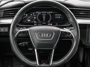 Audi e-tron 55 quattro S edition 95 kWh 408pk SOH 95,1 % · Panoramadak · Camera · Luchtvering · Elek. Stoelen + Geheugen · Afneembare Trekhaak · Matrix LED · Keyless ·