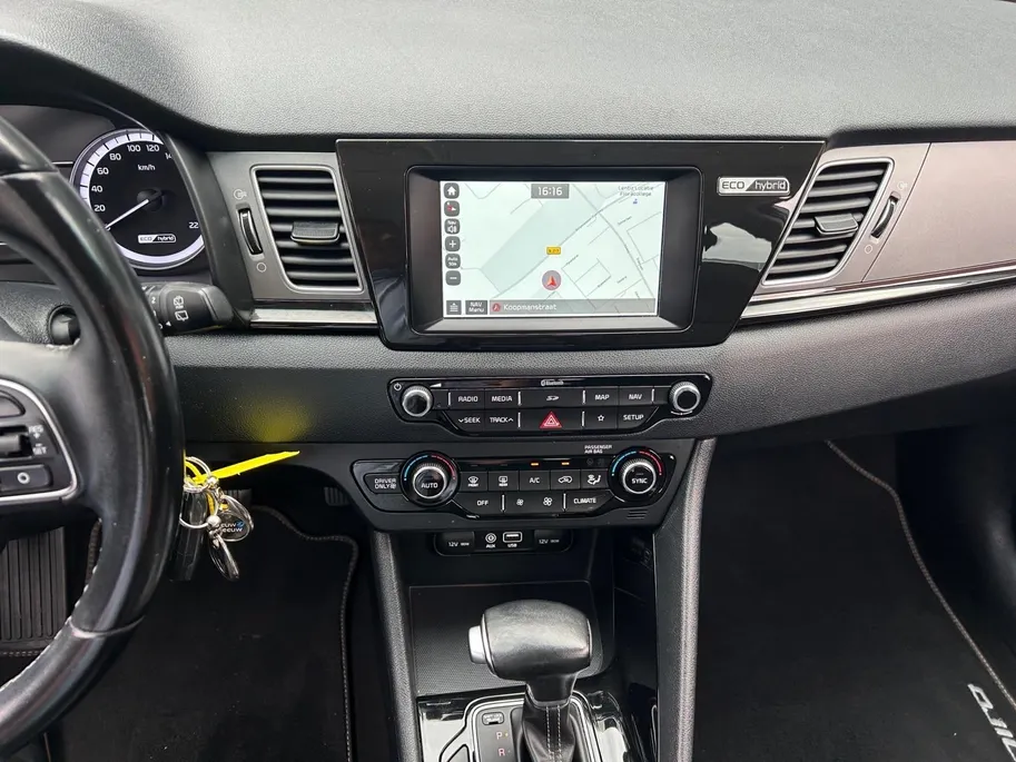 Kia Niro 1.6 GDi Hybrid DynamicLine | Trekhaak Vast + 13-Polige Stekker | All-Seasonbanden | Apple Carplay / Android Auto | Navigatiesysteem | Parkeersensoren + Camera Achter | Cruise Control | Rijstrooksensor + Correctie