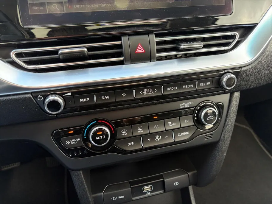Kia e-Niro DynamicPlusLine 64 kWh | *1E EIGENAAR | FABRIEKSGARANTIE | SCHUIF- KANTELDAK | APPLE CARPLAY/ ANDROID AUTO | NAVI | CAMERA | STUUR/ STOELVERWARMING | STOF/ LEDER | ETC…