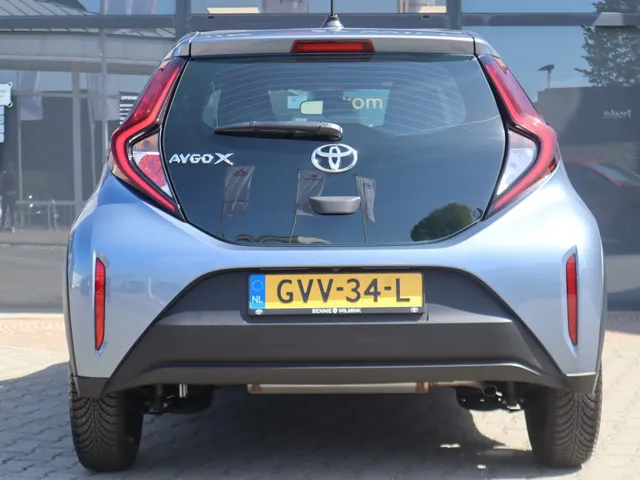 Toyota Aygo X 1.0 VVT-i MT Play Allseason banden | Armsteun
