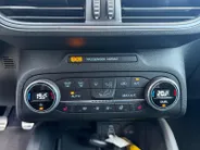 Ford Focus Wagon 1.0 EcoBoost Hybrid ST Line Style | Dealer onderhouden | NL auto | Winter pack | Trekhaak | Navigatie | Apple carplay & Android auto | Parkeersensoren voor en achter | Achteruitrijcamera | Cruise control | Draadloos opladen mobiel | Privacy glas | B