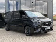 Ford E-Transit Custom L2H1 MS-RT 71 kWh 286 PK Dubbele Cabine UIT VOORRAAD I INKLAPBARE TREKHAAK I DRIVER ASSIST PACK ULTIMATE I DUBBELE ZIJSCHUIFDEUREN I FULL LED-KOPLAMPEN I APPLE CARPLAY / ANDROID AUTO I