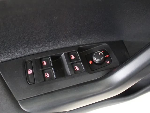 Volkswagen Polo 1.0 TSI DSG R-Line Navigatie | Stoelverwarming | Climate Control