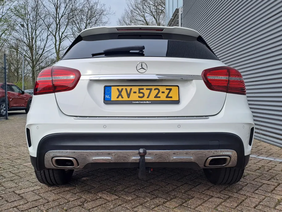 Mercedes-Benz GLA 180 Business Solution AMG AUTOMAAT | Trekhaak | Schuif/kanteldak | Navigatie | Camera | AMG-styling | Climate | Sensoren | Apple Carplay/Android Auto | Cruise | Stoelverwarming