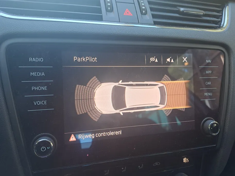 Škoda Octavia Combi 1.0 TSI Greentech Business Edition | Navigatie | Cruise Control | LM Velgen  | Apple Carplay/Android Auto | Parkeersensor achter | DAB