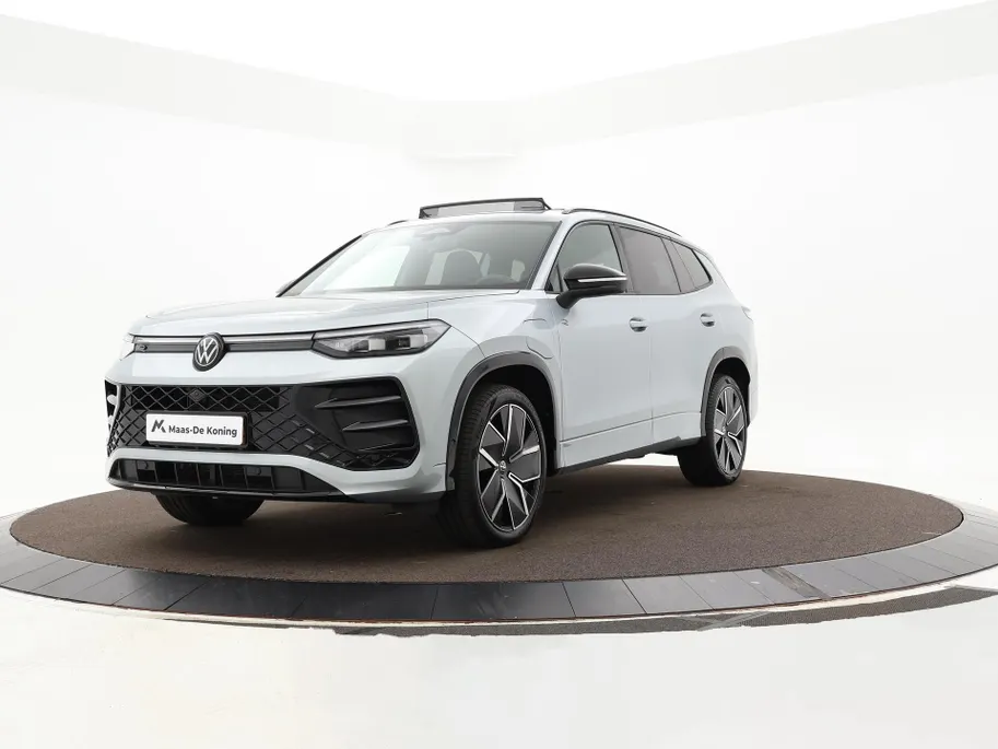 Volkswagen Tayron 1.5 eHybrid 272pk DSG R-Line Edition · Panoramadak · Inklap. Trekhaak · 360 Camera · Matrix LED · Stuur- & Stoelverwarming · Keyless · Garantie t/m 03-11-2029 of 100.000km