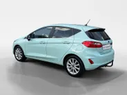 Ford Fiesta 1.0 EcoBoost Titanium | Dealer onderhouden | 1e eigenaar | Adapt. Cruise control | Parkeersensoren voor en achter | Achteruitrijcamera | Trekhaak | Navigatie | Apple carplay & Android auto | Voorruitverwarming | Privacy glas | Bovag garantie |
