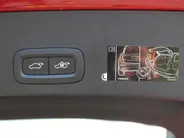 Volvo XC40 2.0 T4 R-Design | Keyless | HK Audio | Adap. Cruise | PDC | Elek. Trekhaak | 19' Velgen | Elek. Kofferklep | Camera | Stoelverwarming |